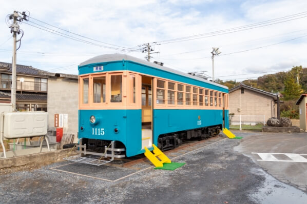 改修後、掛田駅に展示された1115号車